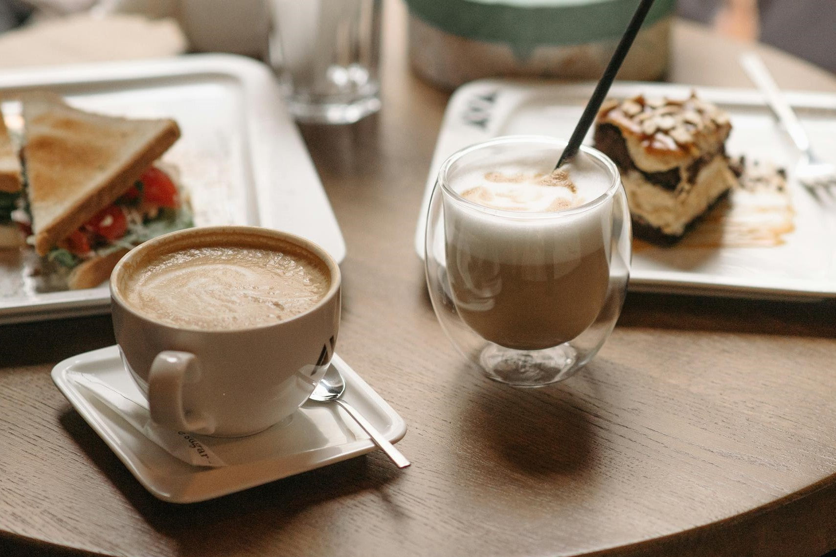 espresso café avec sandwichs et gâteaux